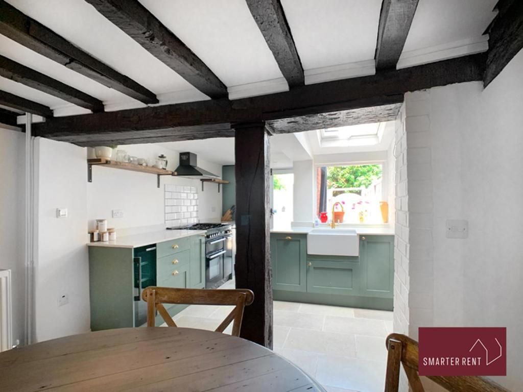 - 2 Bedroom With Permit Parking Close By Holiday home *