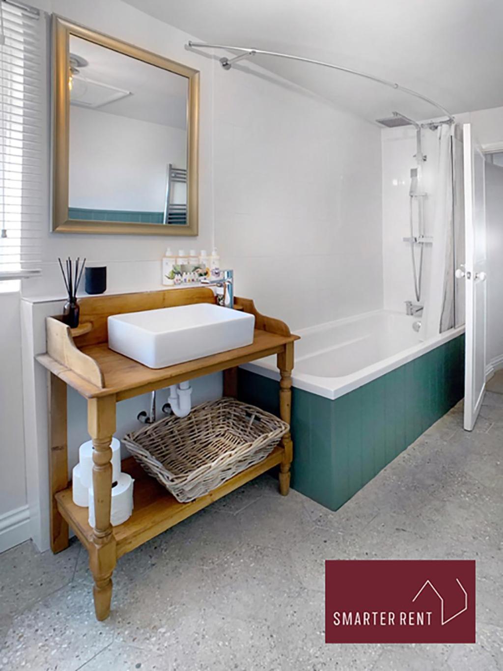 Holiday home - 2 Bedroom With Permit Parking Close By
