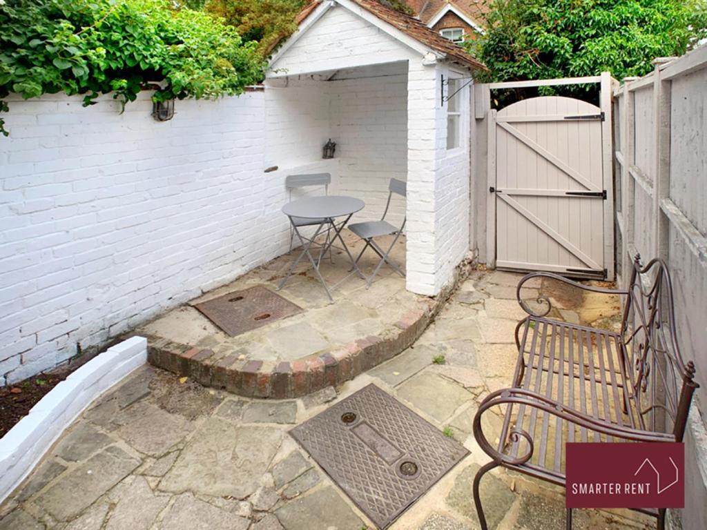 Holiday home - 2 Bedroom With Permit Parking Close By